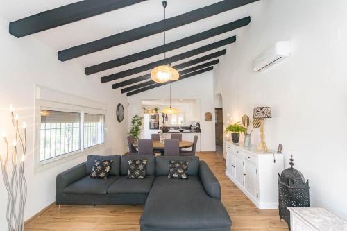 ein Wohnzimmer mit Couch und ein Esszimmer in der Unterkunft Casa Chatsee in Torrox