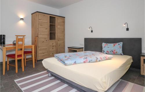 um quarto com uma cama, uma mesa e uma secretária em Stunning Apartment In Fieberbrunn With Wi-fi em Fieberbrunn