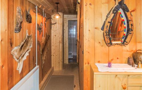 un pasillo en una cabaña de madera con paredes de madera en Awesome Home In Pillberg With Sauna, en Hochpillberg