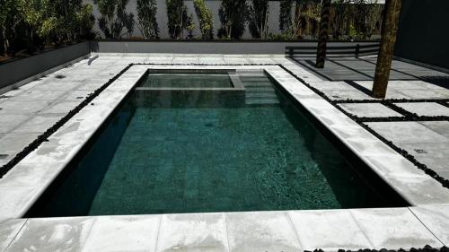 a small swimming pool in the middle of a patio at Flat em Juquehy in São Sebastião