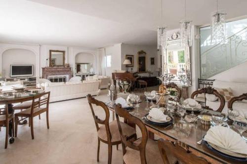 a large living room with a dining table and chairs at Villa spa hamman sauna Piscine 9 chambres in Juan-les-Pins