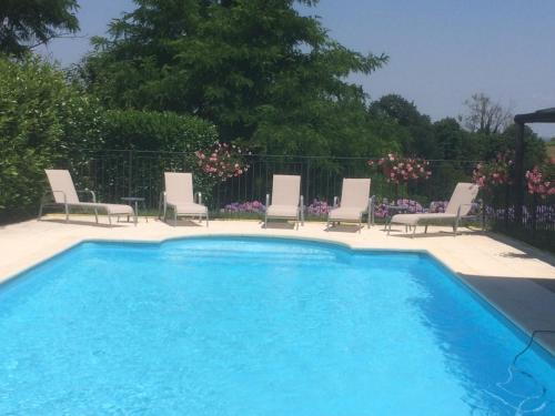 una piscina con tumbonas y una piscina en Agriturismo Tenuta la Marchesa, en Novi Ligure