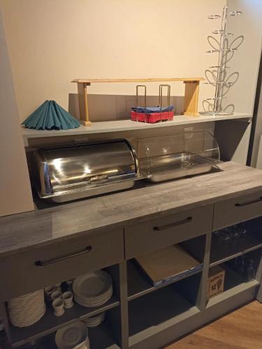 eine Küchentheke mit einem Toaster und einem Backofen darüber in der Unterkunft Hotel zur Panke Wohnung 2 in Kolonie Röntgental