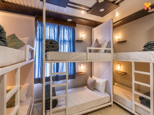 Zimmer mit Etagenbetten in einem Hostel in der Unterkunft Madpackers Jaipur in Jaipur