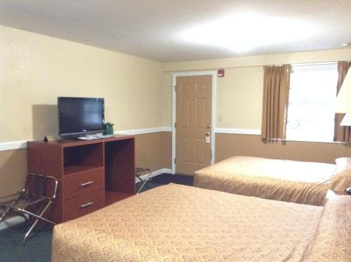 une chambre d'hôtel avec deux lits et une télévision dans l'établissement Briarcliff Motel, à North Conway