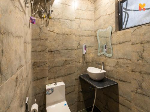 ein Badezimmer mit einem weißen WC und einem Waschbecken in der Unterkunft Madpackers Jaipur in Jaipur
