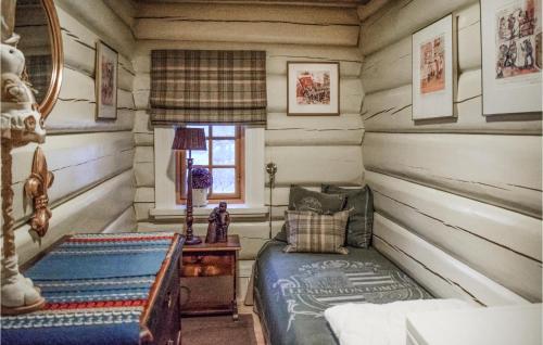 um quarto com uma cama num chalé de madeira em Awesome Home In Hemsedal With Kitchen em Hemsedal