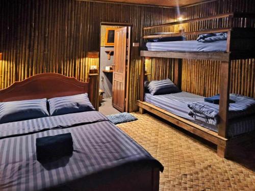 een slaapkamer met 2 stapelbedden in een kamer bij Nana Bungalows in Ban Tan