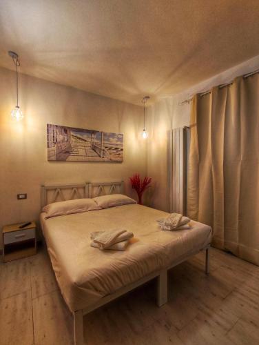 1 dormitorio con 1 cama con 2 toallas en Foresteria Del Borgo Etrusco, en Lonato