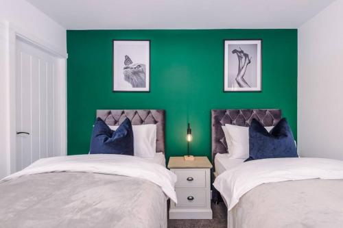 Postel nebo postele na pokoji v ubytování Beautiful Bradford Home Sleeps 8 with Parking by PureStay Short Lets
