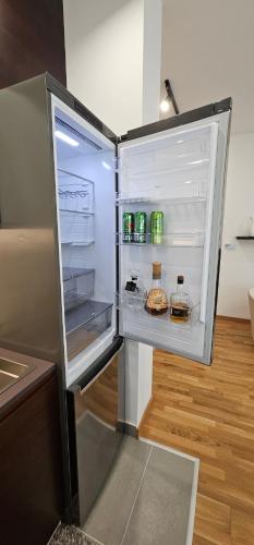 einem leeren Kühlschrank mit offener Tür in der Küche in der Unterkunft Fruske rezidence A204 in Vrdnik