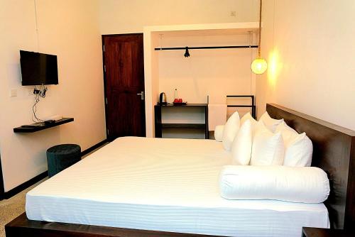 Cama o camas de una habitación en Private Pool Cabanas AC - Angam Villas Hikkaduwa