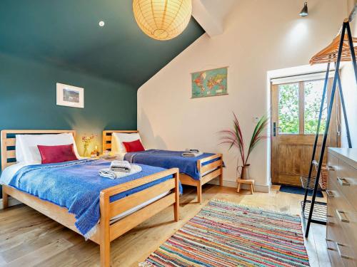 1 dormitorio con 1 cama con edredón azul en 4 Bed in Talgarth BN182, en Talgarth