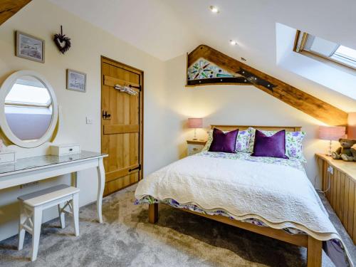 2 Bed in South Molton 81228 في East Worlington: غرفة نوم مع سرير ومكتب
