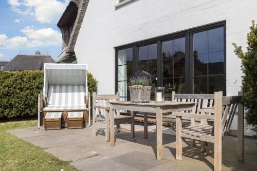d'une terrasse avec une table, deux chaises, une table et une chaise. dans l'établissement Suederwind 2, à Keitum