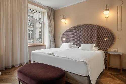 リュブリャナにあるGrand Hotel Union Eurostarsの大きなベッドと窓のあるホテルの部屋