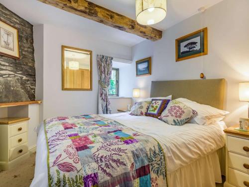 1 dormitorio con 1 cama grande en una habitación en 1 bed in Llanwrtyd Wells BN254 en Beulah