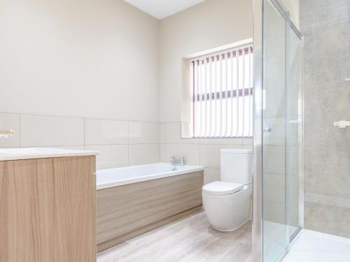 uma casa de banho com uma banheira, um WC e um lavatório. em 2 bed property in Hamsterley 80003 em High Etherley