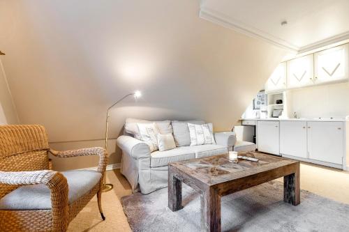 a living room with a couch and a table at Galeriesuite in Archsum