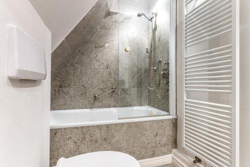 a bathroom with a shower and a toilet at Galeriesuite in Archsum