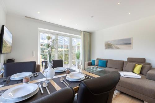 a living room with a table and a couch at Gode Tiet in Westerland (Sylt)