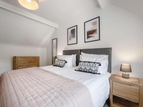um quarto com uma grande cama branca e 2 almofadas em 3 Bed in Thornton-Le-Dale 82856 em Thornton Dale