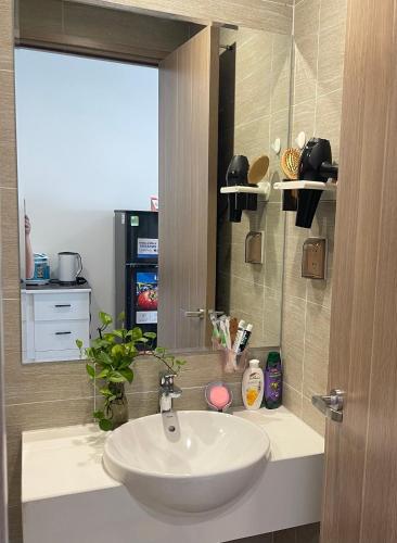 a bathroom with a white sink and a mirror at Căn hộ STUDIO VINHOMES GRAND PARK Quận 9 in Long Bình