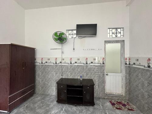 a bathroom with a sink and a tv on the wall at SPOT ON 1222 Song Han Motel in Da Nang