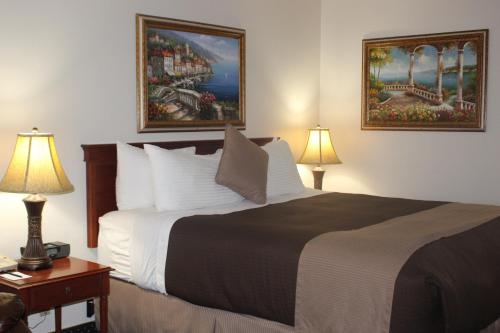 En eller flere senge i et værelse på O'Cairns Inn and Suites