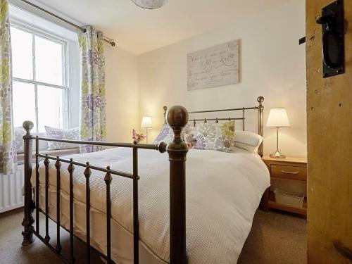um quarto com uma cama e uma janela em 2 bed in Cockermouth SZ123 em Cockermouth
