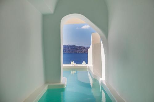 Bazén v ubytování Canaves Oia Suites - Small Luxury Hotels of the World nebo v jeho okolí