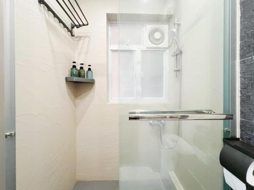 y baño con ducha y puerta de cristal. en Student Accommodation - 5 Man Cheong Street, en Hong Kong