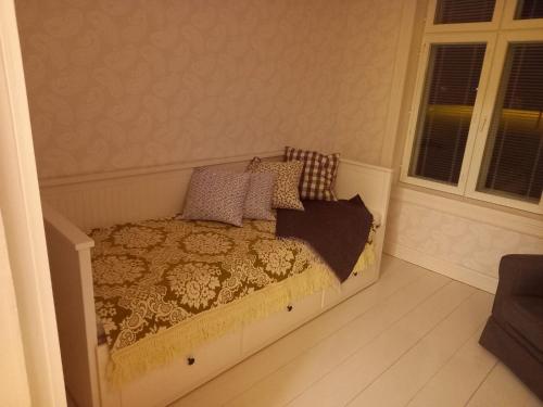 Un dormitorio con una cama con almohadas. en Kuivakangas, en Kuivakangas