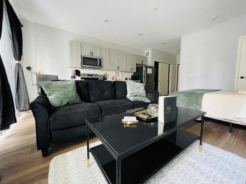 Cozy Studio Apartment With Workspace – Photos 3