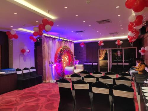 a room with black and white chairs and red balloons at The Onyx Hotel in Jamshedpur