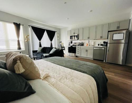 Cozy Studio Apartment With Workspace – Photos 4