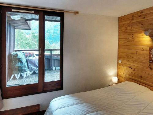 une chambre avec un lit et une fenêtre dans l'établissement Grand appart 6 pers avec balcon, wifi et superbe vue - FR-1-322-532, aux Orres