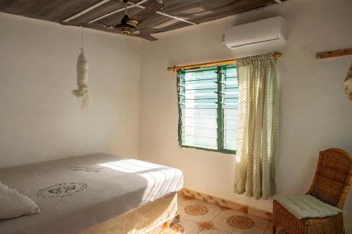מיטה או מיטות בחדר ב-Happy Corner Lodge Janjangbureh
