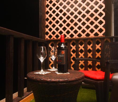 uma garrafa de vinho e um copo sobre uma mesa em Sunset View - Mini Loft em La Libertad