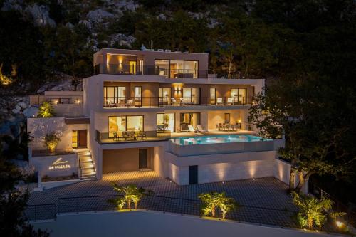 ein großes Gebäude mit einem Swimmingpool davor in der Unterkunft Luxury Villa La Mirada in Omiš