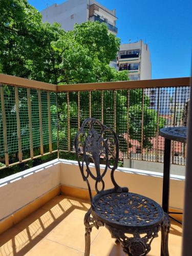 - Silla de hierro forjado en el balcón en salguero suite en Buenos Aires