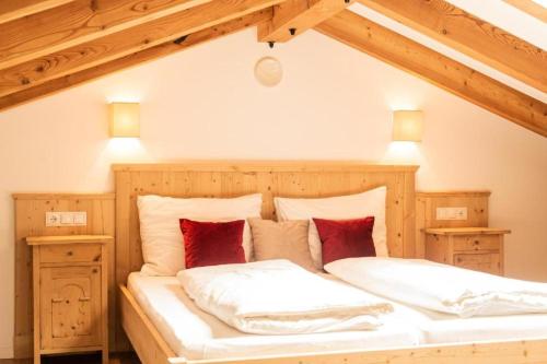 2 camas en una habitación con 2 lámparas en Dorfweber Wohnung Eins, en Lagundo
