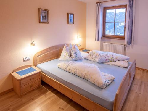 uma cama com duas almofadas num quarto em Patztauhof Wohnung Tschavalatsch em Sluderno