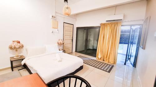 ein Schlafzimmer mit einem Bett und einem großen Fenster in der Unterkunft The Best Hotel in Bayan Lepas - THE LOV PENANG in Bayan Lepas