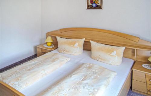 レルモースにある1 Bedroom Lovely Apartment In Lermoosのベッドルーム(ツインベッド2台付)