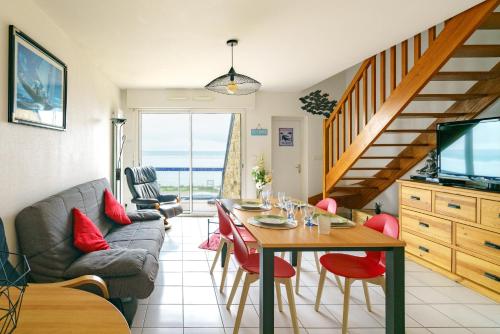un salon avec une table et un canapé dans l'établissement Les Océanes - Vue Mer, à Saint-Nic