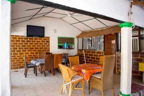 Posezení v ubytování Happy Corner Lodge Janjangbureh