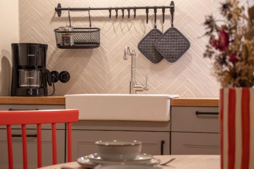 a kitchen with a white sink and a counter at Ferienwohnungen Bockstraße in Quedlinburg