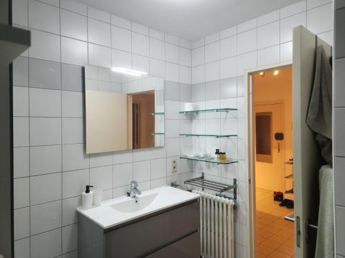 布魯塞爾的住宿－Charming apartment in the center of Brussels，一间带水槽和镜子的浴室