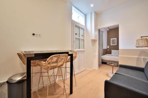 - un salon avec un bar et un canapé dans l'établissement 0#Appart 4Pers#1 Bedroom#Paris 15#Commerce#AC, à Paris